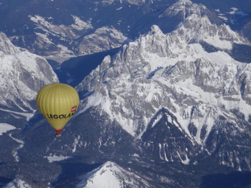 Legoland Heißluftballon über den Alpen